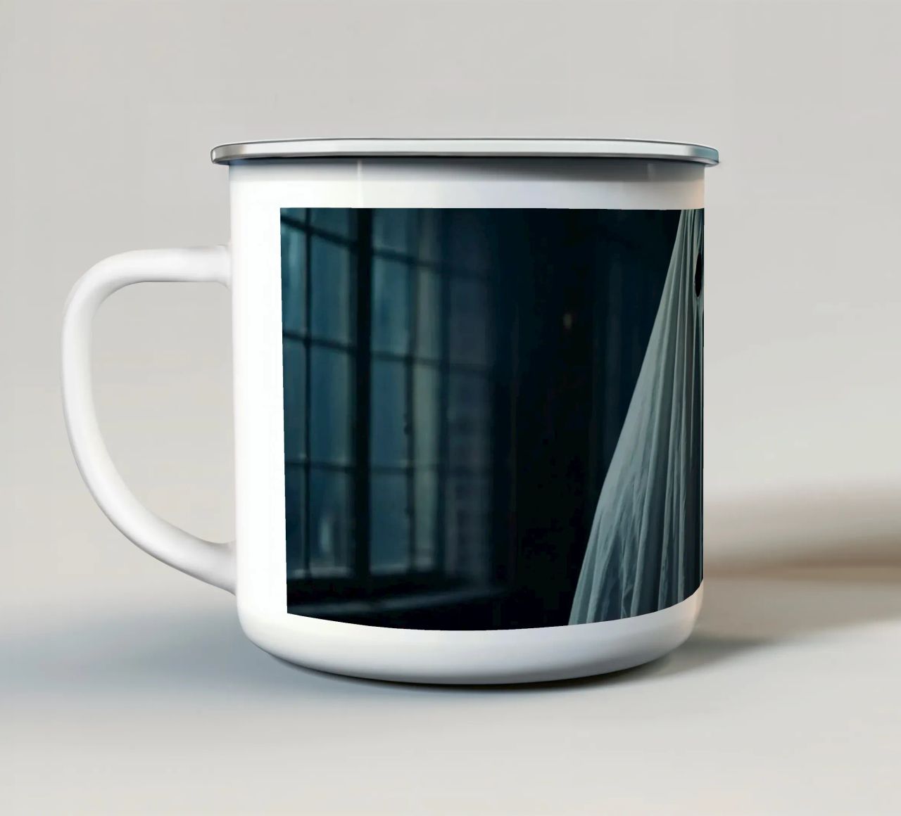 un fantasma spaventoso si trova in una stanza scarsamente illuminata e piena di ombre tazza in smalto da DesignDoodle