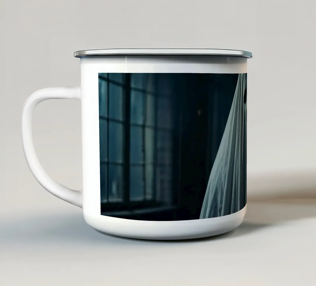enge geest staat in een schemerige kamer vol schaduwen emaille mok van DesignDoodle