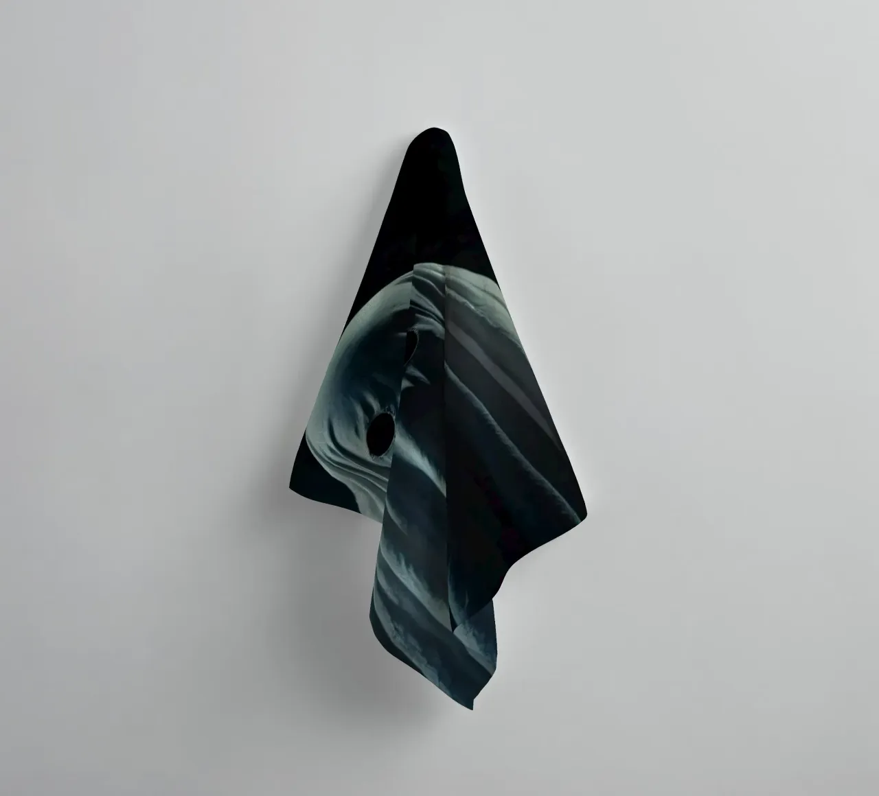 enge geest staat in een schemerige kamer vol schaduwen badhanddoek van DesignDoodle