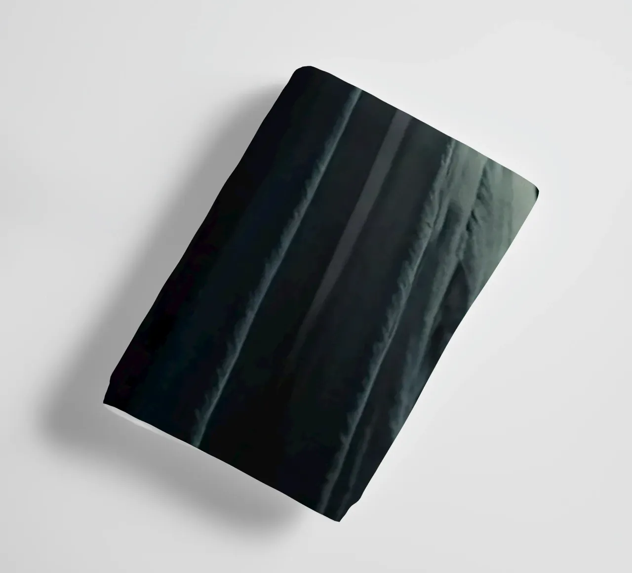 enge geest staat in een schemerige kamer vol schaduwen badhanddoek van DesignDoodle