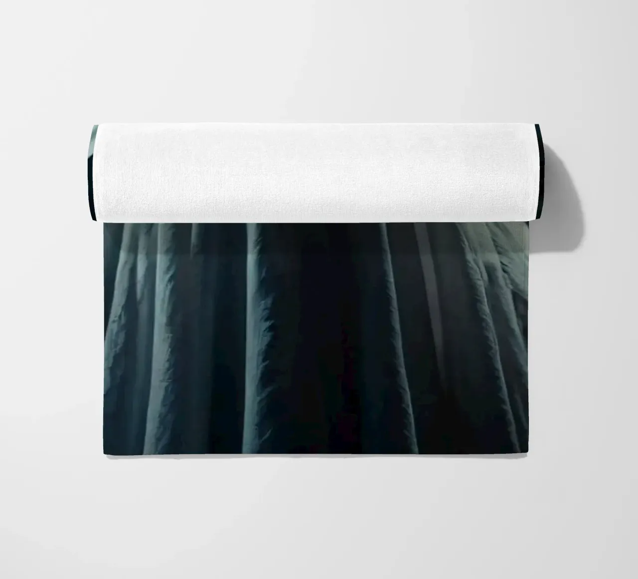 enge geest staat in een schemerige kamer vol schaduwen strandhanddoek van DesignDoodle