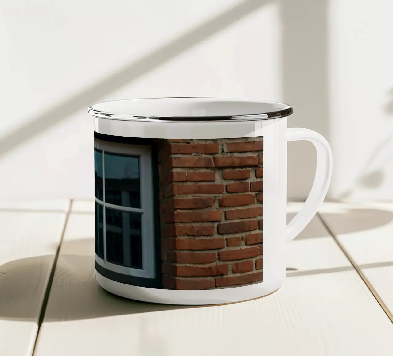 finestra con cornice bianca incastonata in un muro rustico di mattoni rossi tazza in smalto da DesignDoodle
