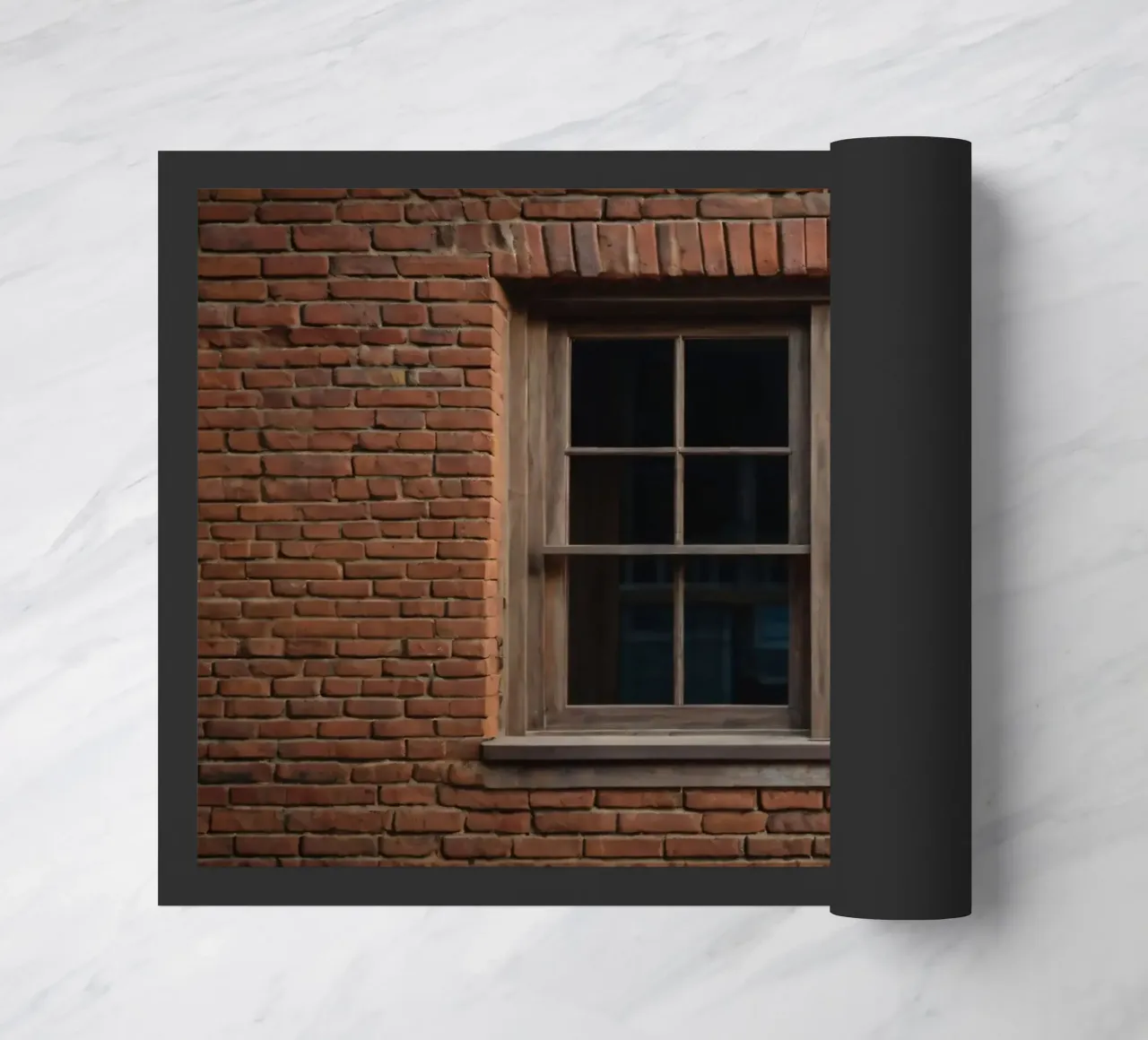 Rustikales Holzfenster umrahmt von roter Backsteinmauer in einer städtischen Umgebung Fußmatte von DesignDoodle