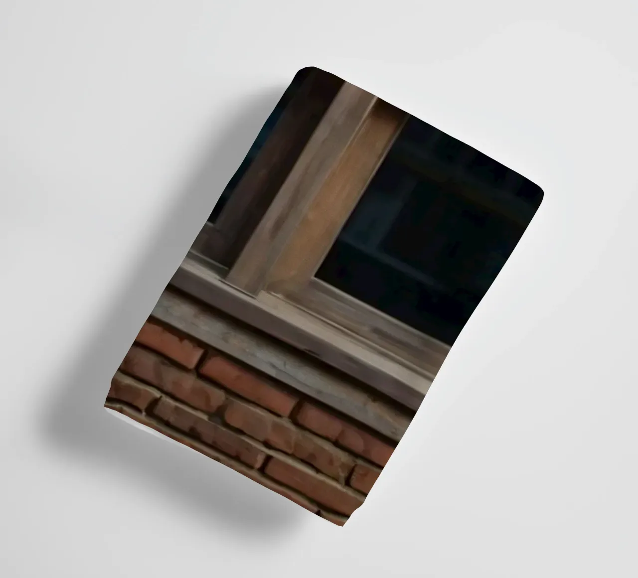 Fenêtre rustique en bois encadrée par un mur de briques rouges dans une zone urbaine serviette de bain de DesignDoodle
