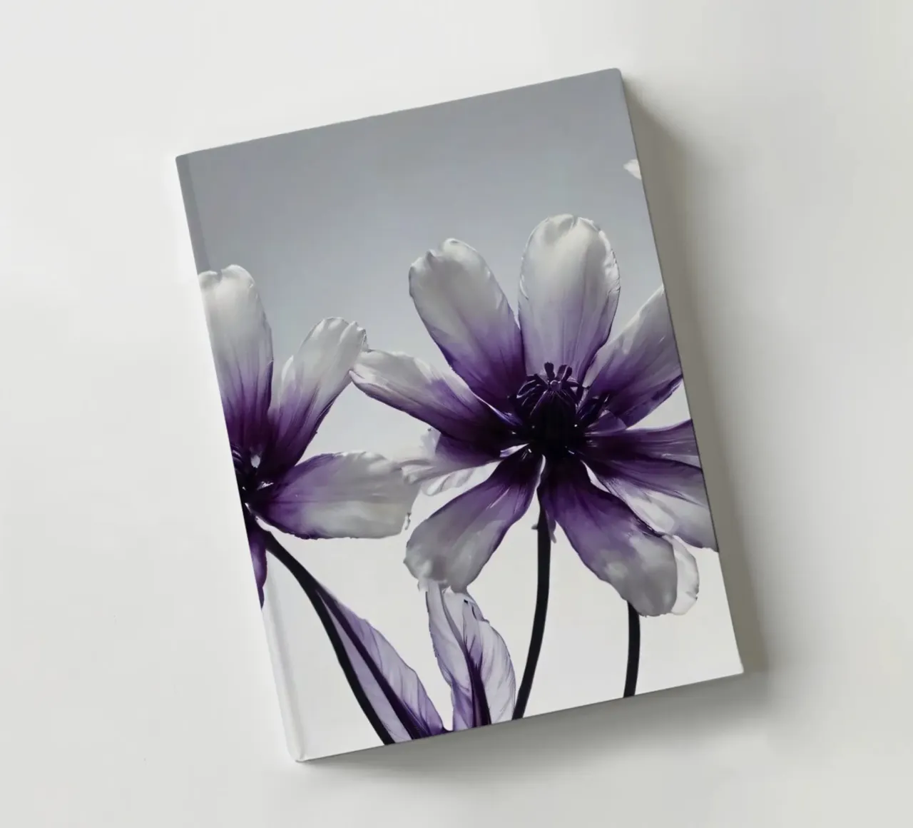Delicate paarse en witte bloemen met een zachte achtergrond notitieboek van DesignDoodle