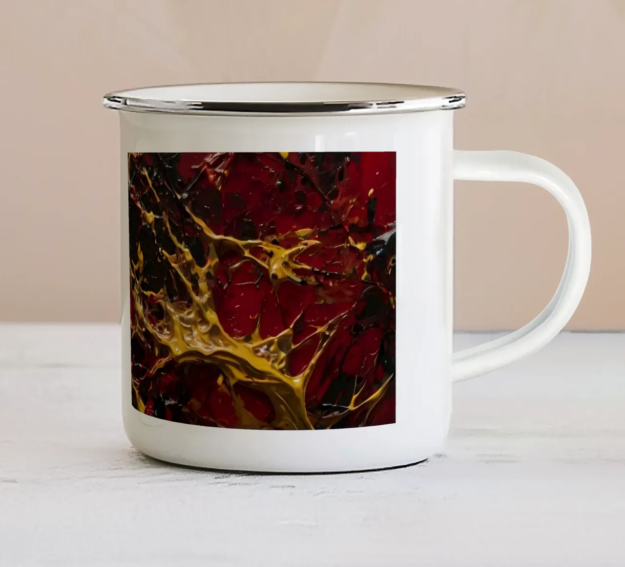 Opera d'arte espressionista astratta con colori vivaci rosso e nero, tazza in smalto da DesignDoodle