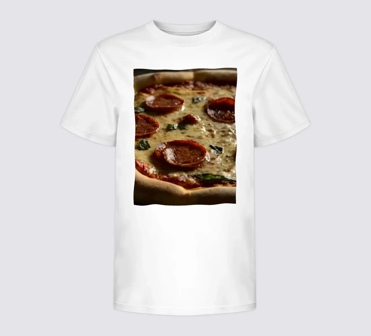 Deliziosa pizza al salame piccante condita con basilico fresco servita t-shirt bambini da DesignDoodle