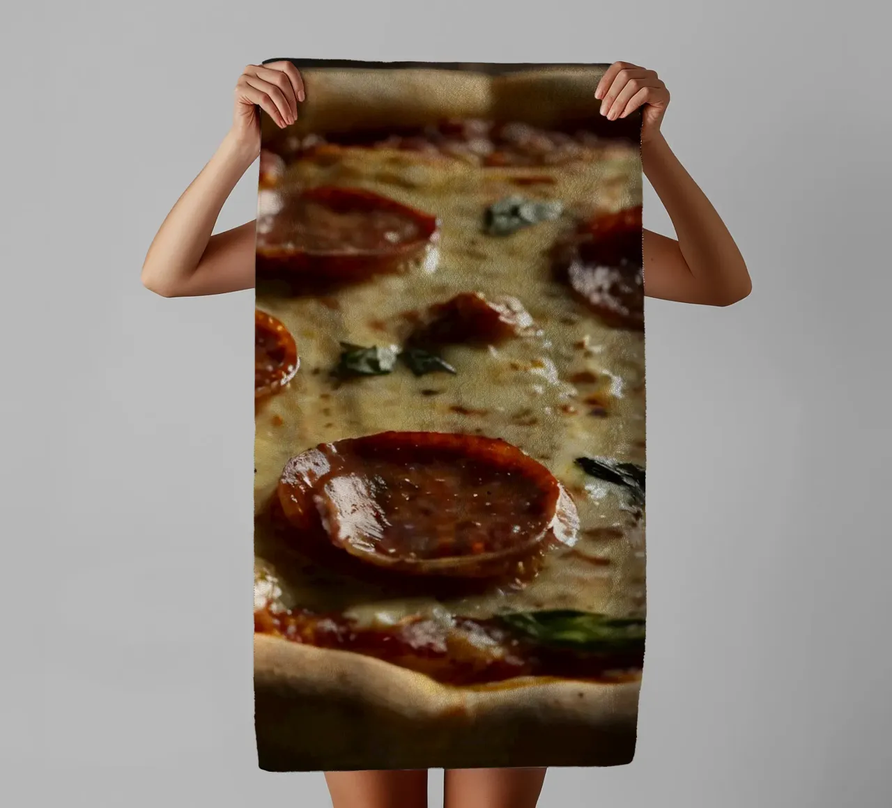 Deliziosa pizza al salame piccante condita con basilico fresco servita asciugamano da bagno da DesignDoodle