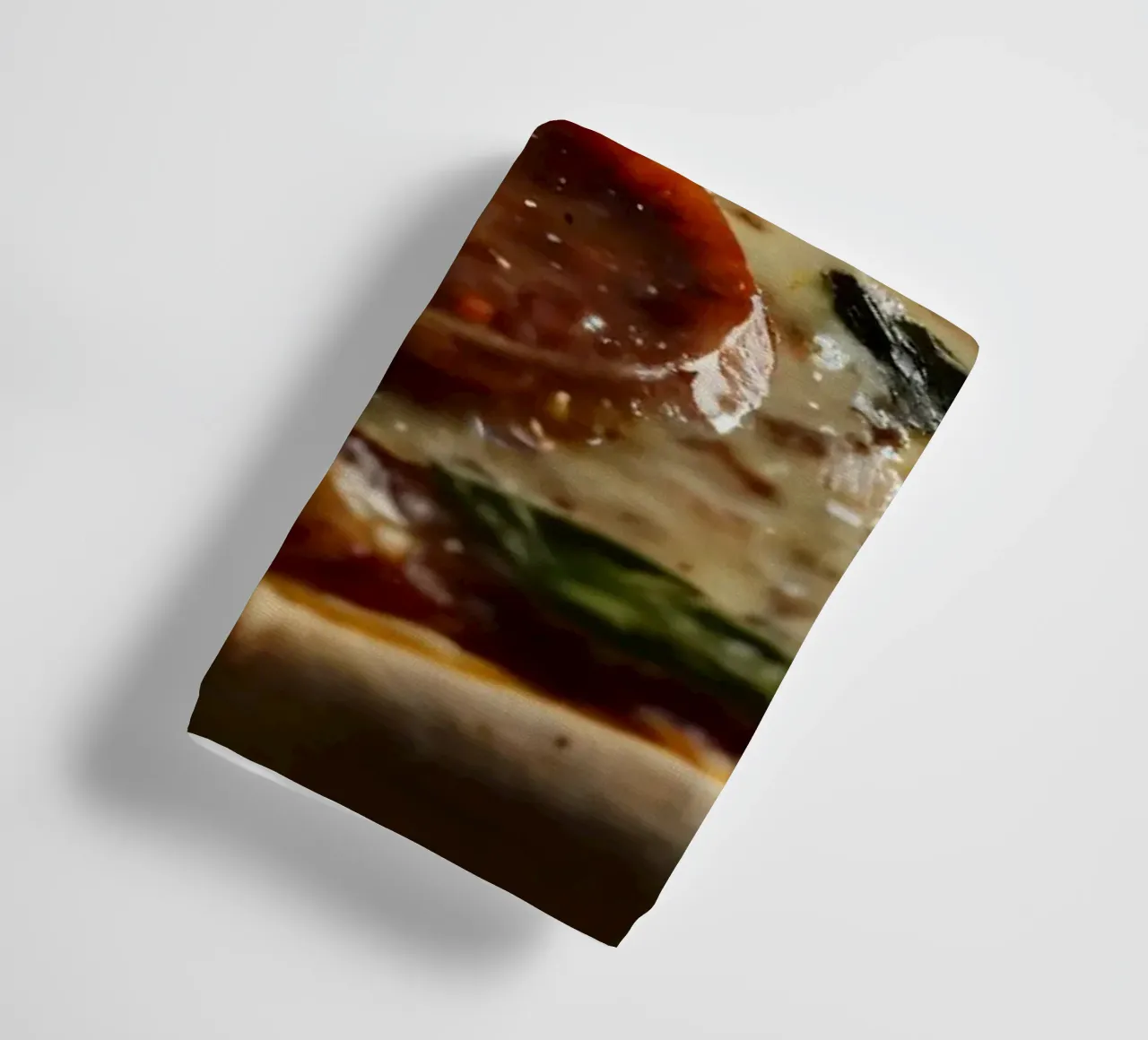 Deliziosa pizza al salame piccante condita con basilico fresco servita asciugamano da bagno da DesignDoodle