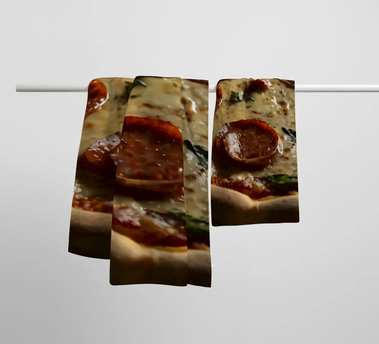 Deliziosa pizza al salame piccante condita con basilico fresco servita asciugamano da bagno da DesignDoodle