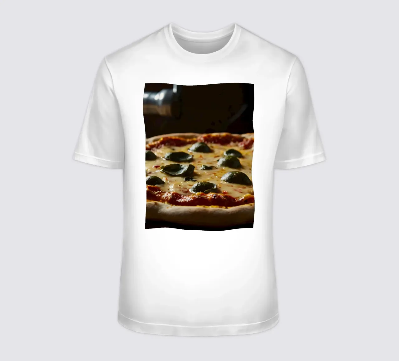 Deliziosa pizza fatta in casa condita con basilico fresco e mozzarelle t-shirt da DesignDoodle