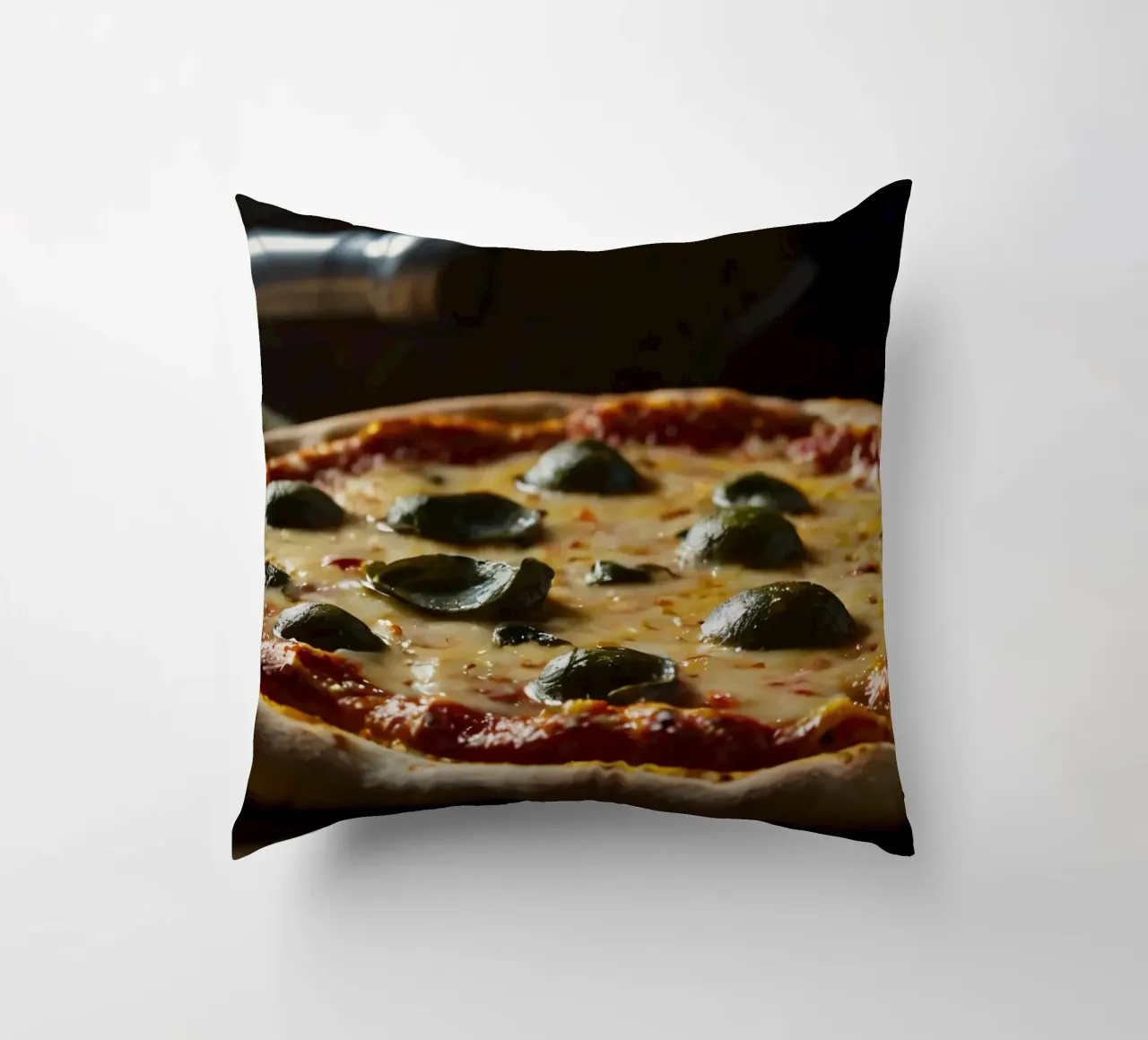 Deliziosa pizza fatta in casa condita con basilico fresco e mozzarelle cuscino da DesignDoodle