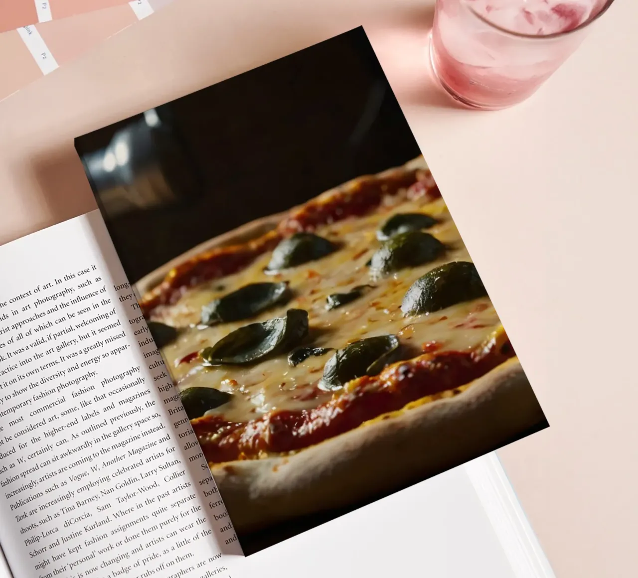 Deliziosa pizza fatta in casa condita con basilico fresco e mozzarelle diario da DesignDoodle