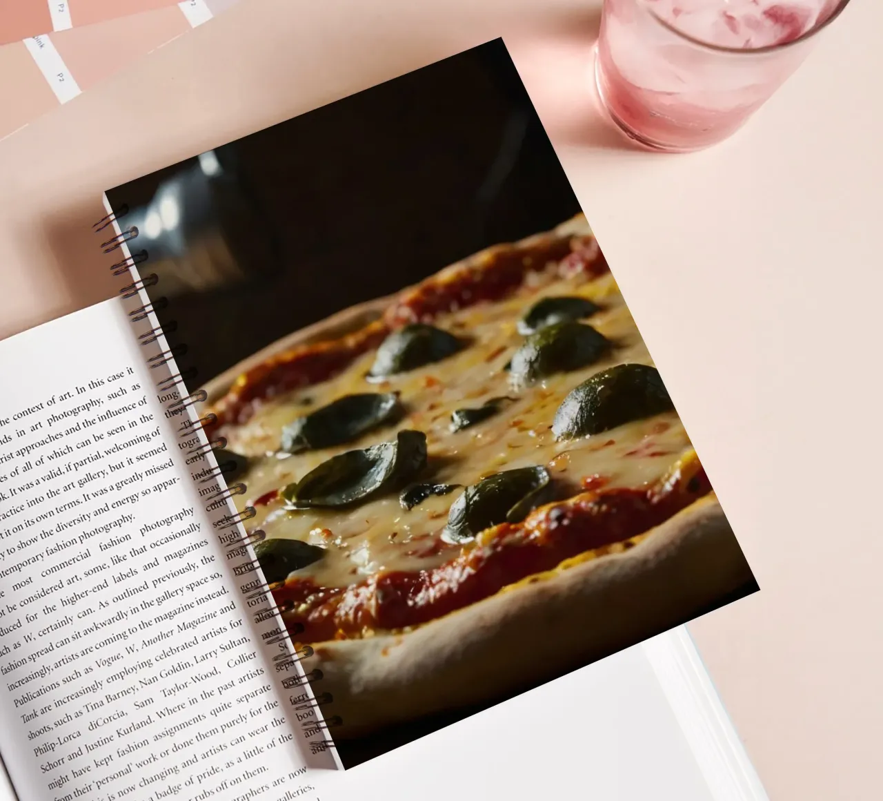 Deliziosa pizza fatta in casa condita con basilico fresco e mozzarelle diario ad anelli da DesignDoodle