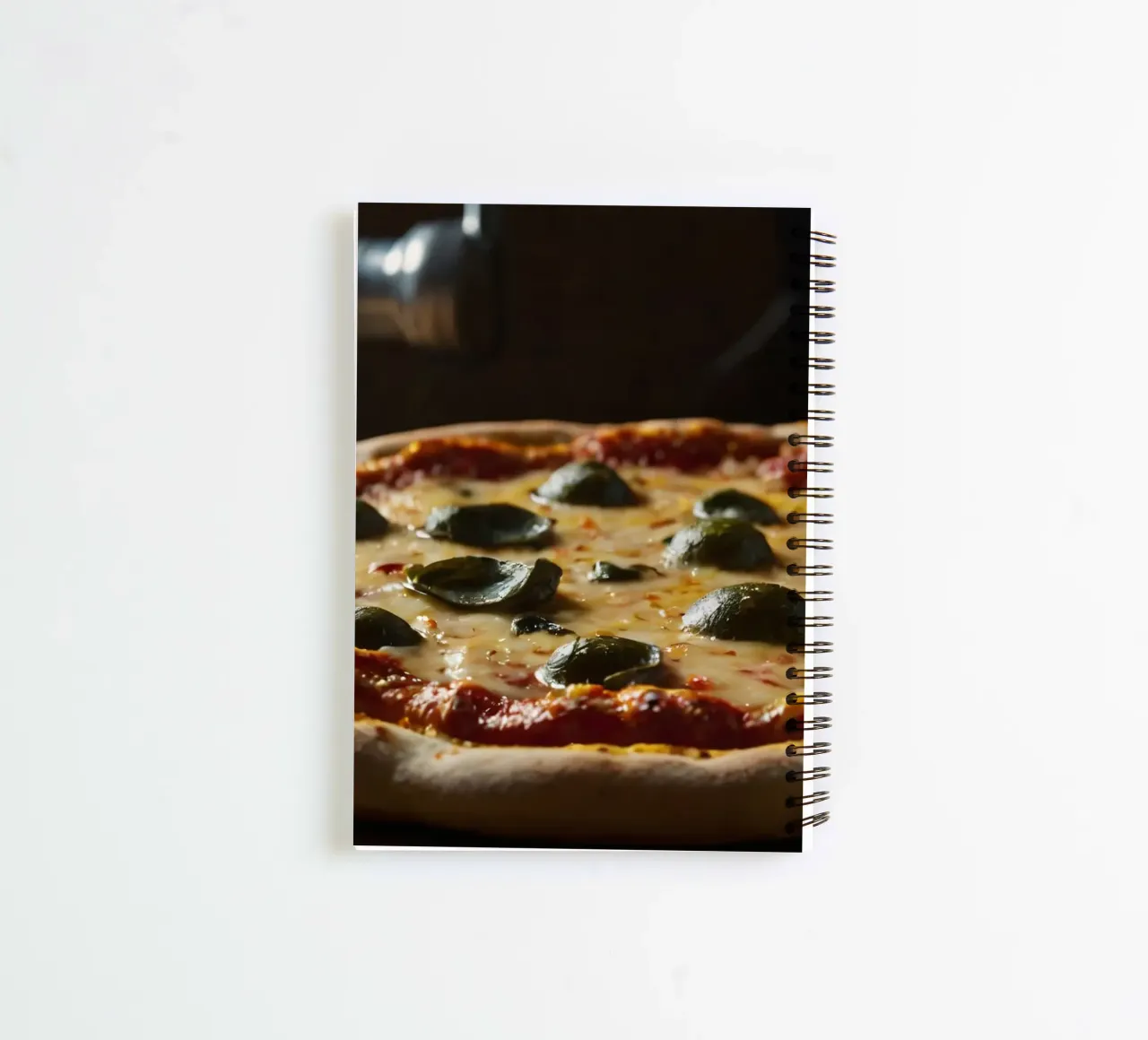 Deliziosa pizza fatta in casa condita con basilico fresco e mozzarelle diario ad anelli da DesignDoodle