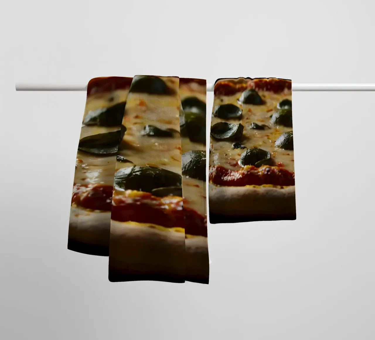 Deliziosa pizza fatta in casa condita con basilico fresco e mozzarelle asciugamano da bagno da DesignDoodle