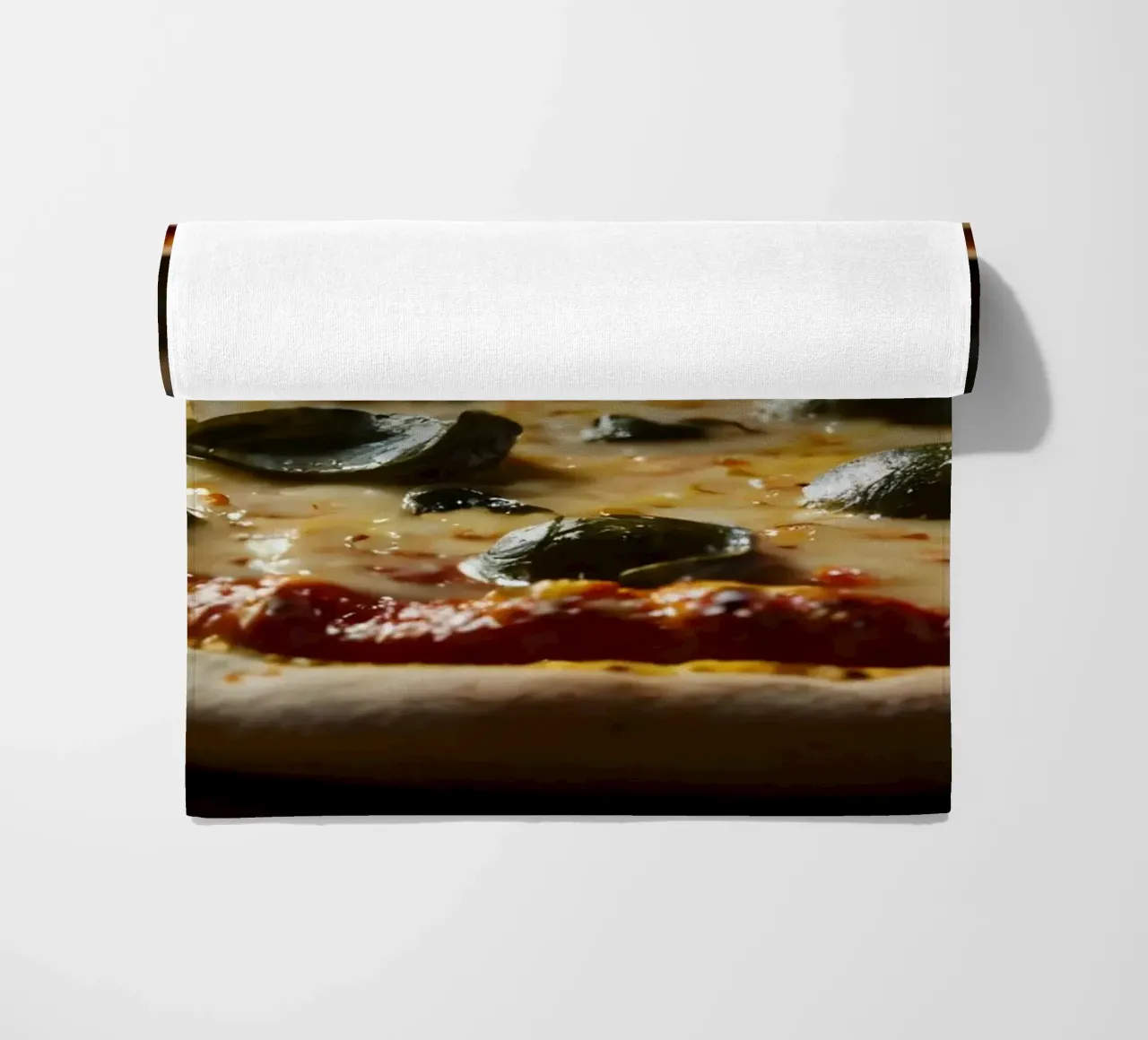 Deliziosa pizza fatta in casa condita con basilico fresco e mozzarelle telo mare da DesignDoodle