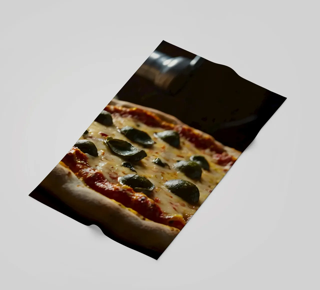 Deliziosa pizza fatta in casa condita con basilico fresco e mozzarelle telo mare da DesignDoodle