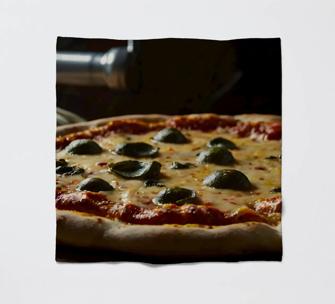 Deliziosa pizza fatta in casa condita con basilico fresco e mozzarelle coperta in pile da DesignDoodle