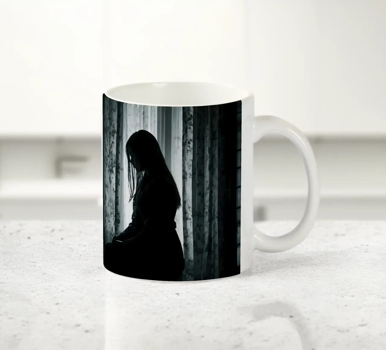 Una ragazza siede in silenzio in una stanza poco illuminata, contemplando la vita tazza in ceramica da DesignDoodle