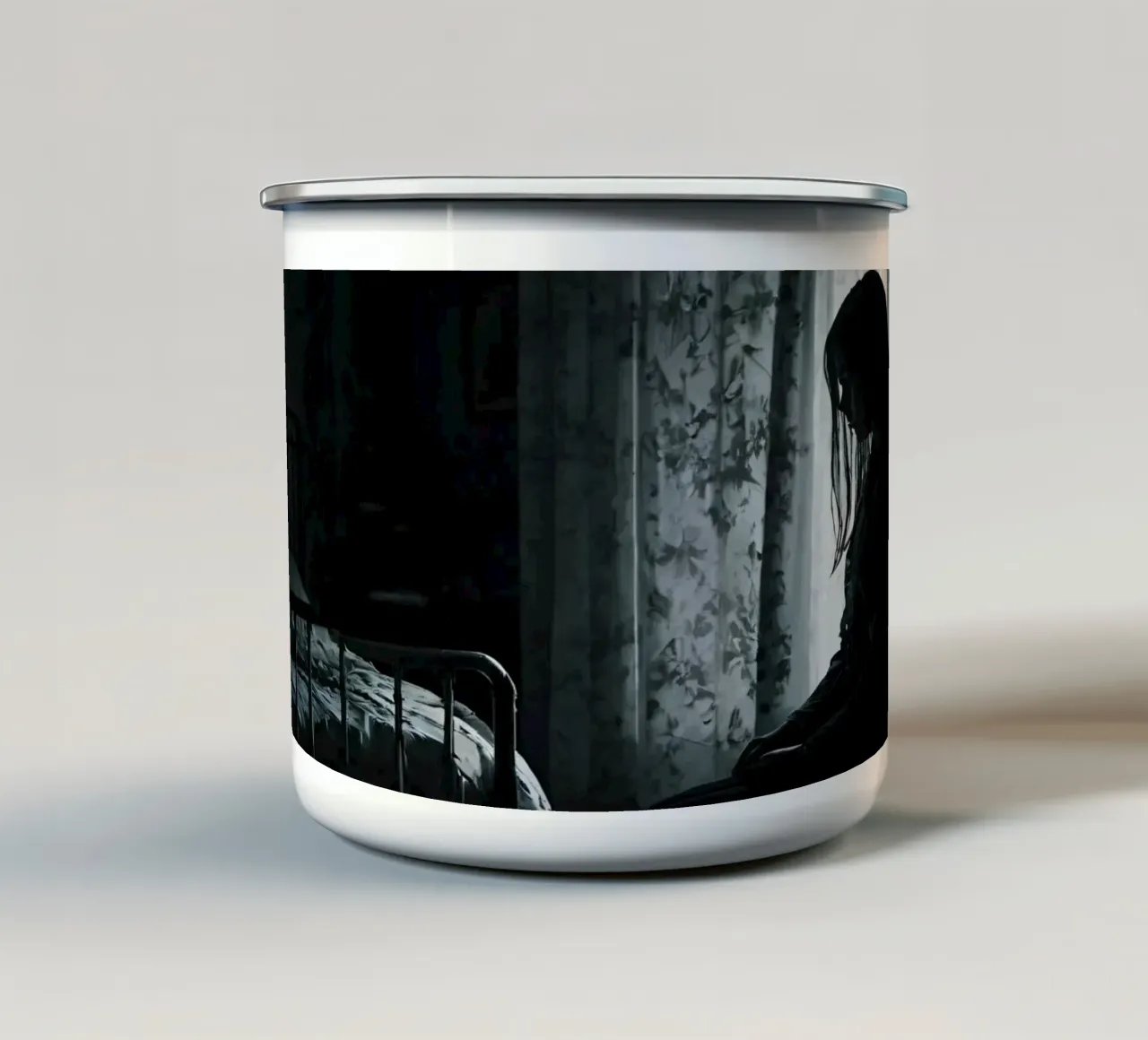 Una ragazza siede in silenzio in una stanza poco illuminata, contemplando la vita tazza in smalto da DesignDoodle