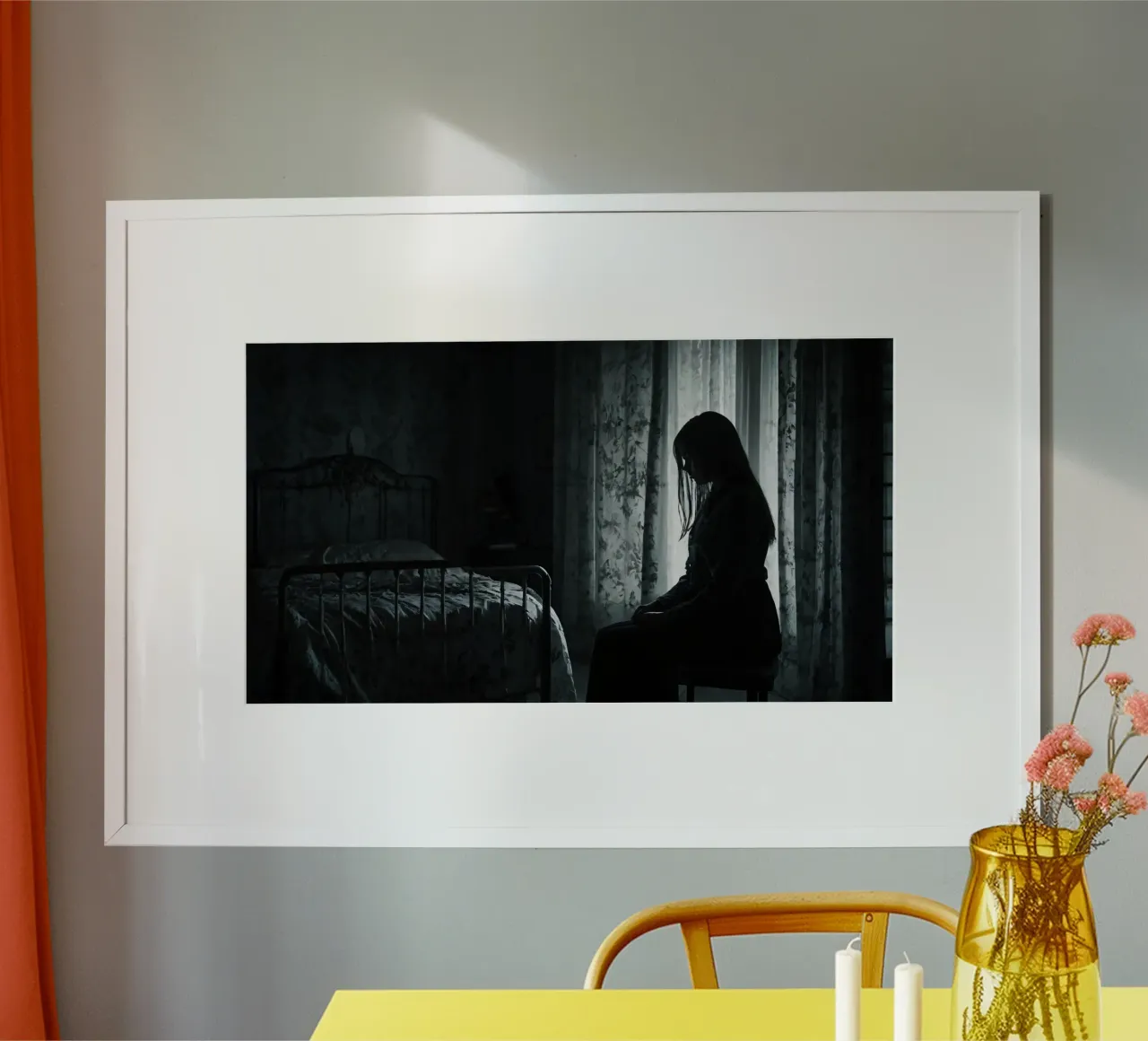 Una ragazza siede in silenzio in una stanza poco illuminata, contemplando la vita carta hahnemühle da DesignDoodle