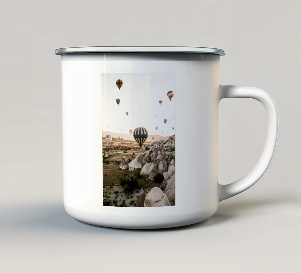 Pallone d'aria tazza in smalto da Chaya Wilkinson