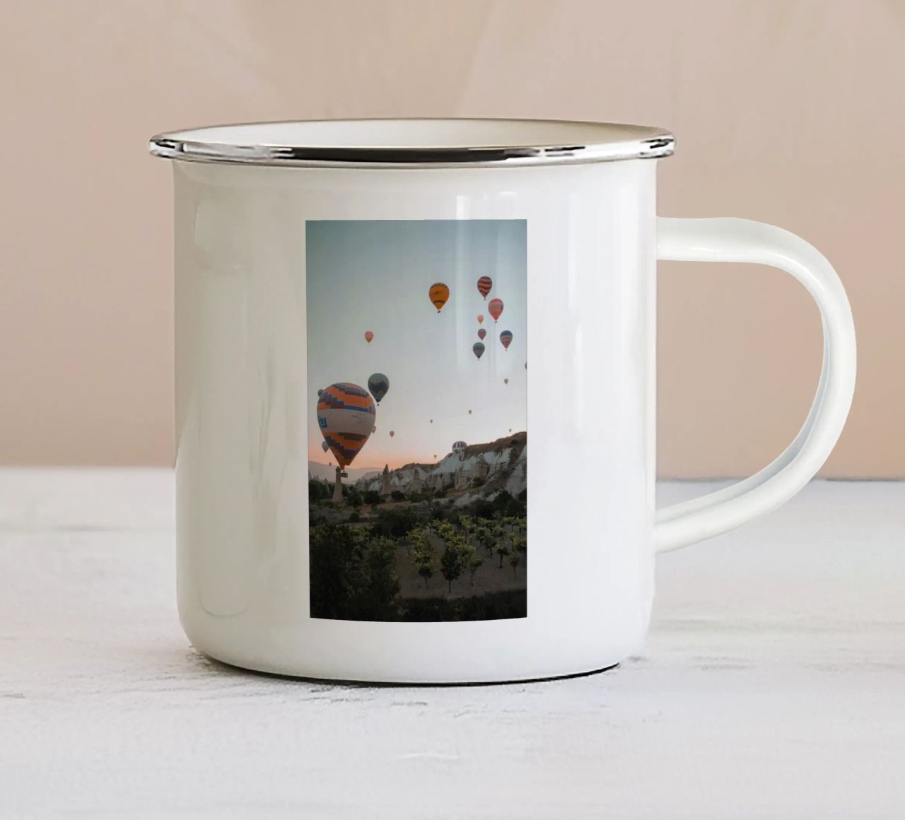 Pallone d'aria tazza in smalto da Chaya Wilkinson