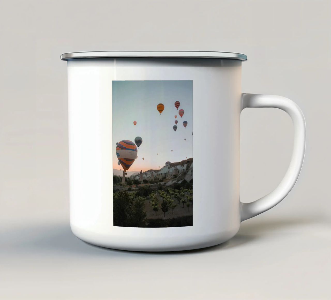Pallone d'aria tazza in smalto da Chaya Wilkinson