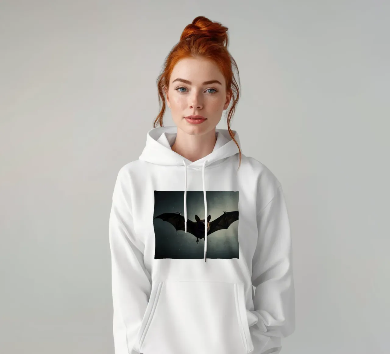 Un pipistrello che vola in una caverna buia con uno sfondo drammatico, mostra felpa con cappuccio da DesignDoodle