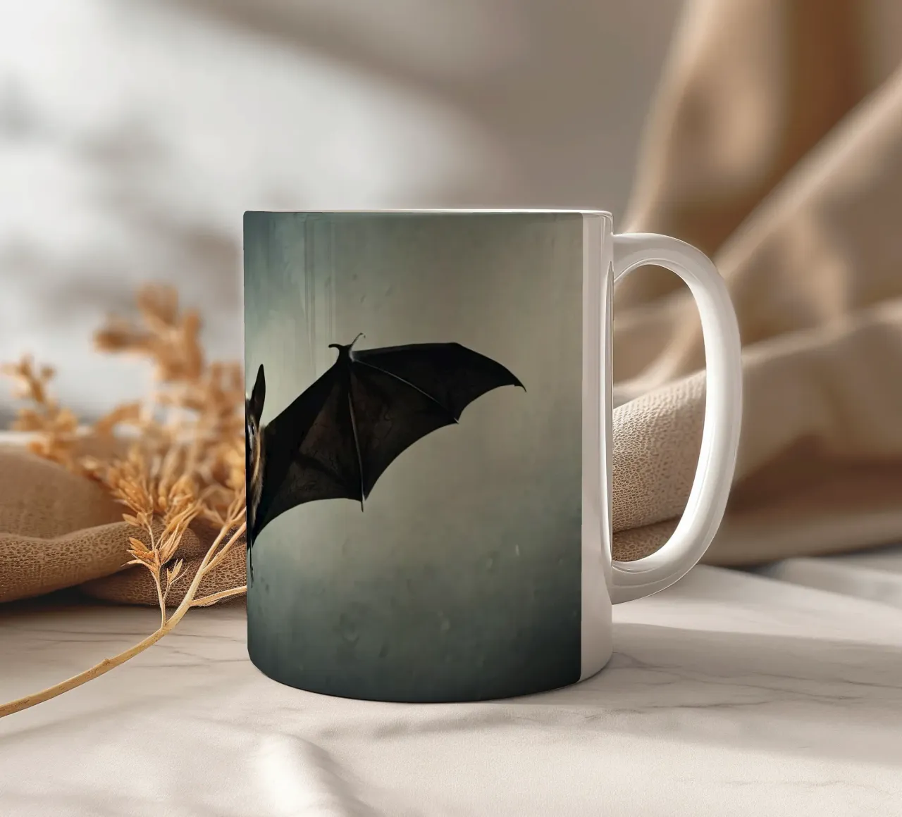 Un pipistrello che vola in una caverna buia con uno sfondo drammatico, mostra tazza in ceramica da DesignDoodle