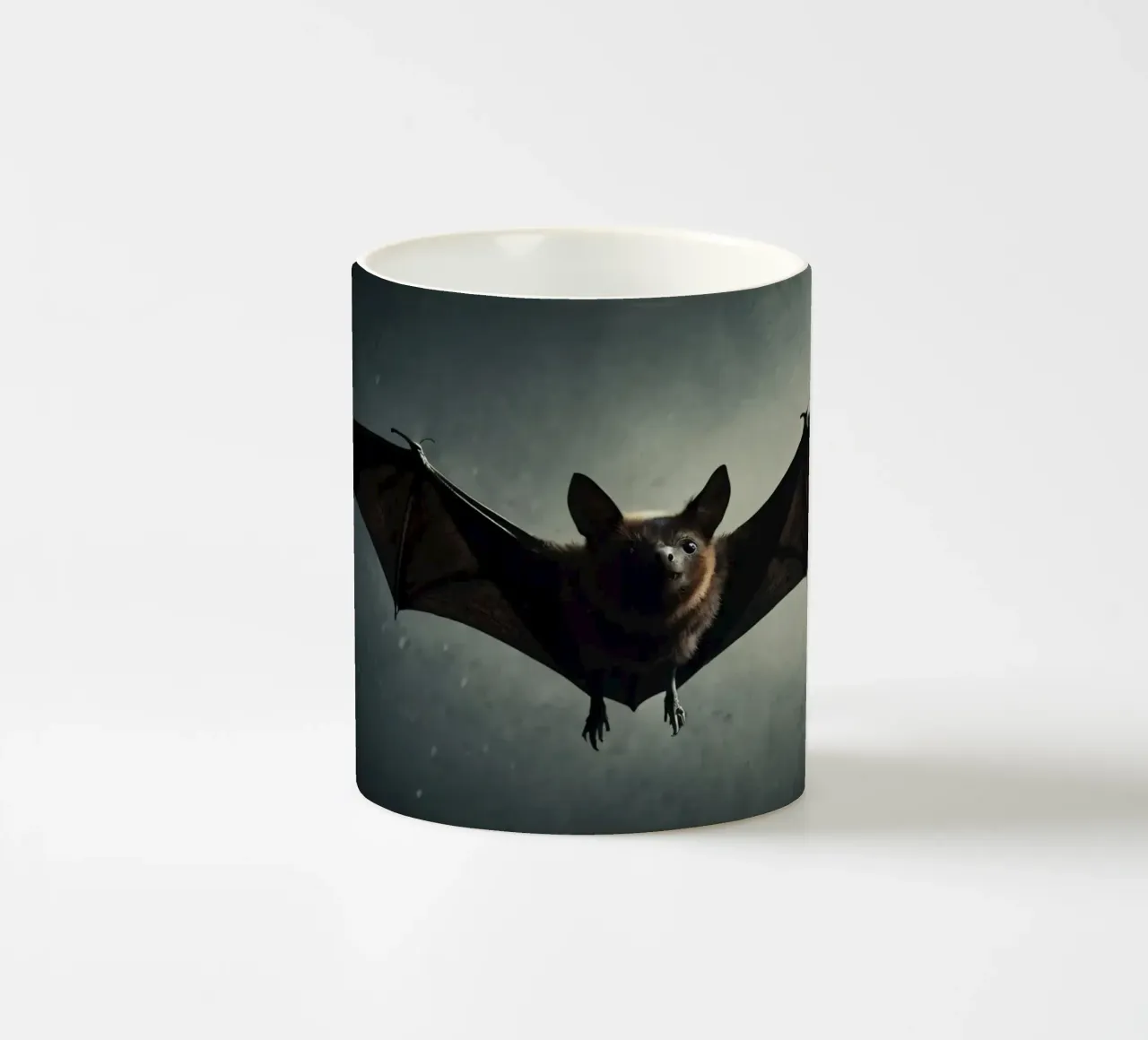 Un pipistrello che vola in una caverna buia con uno sfondo drammatico, mostra tazza in ceramica da DesignDoodle