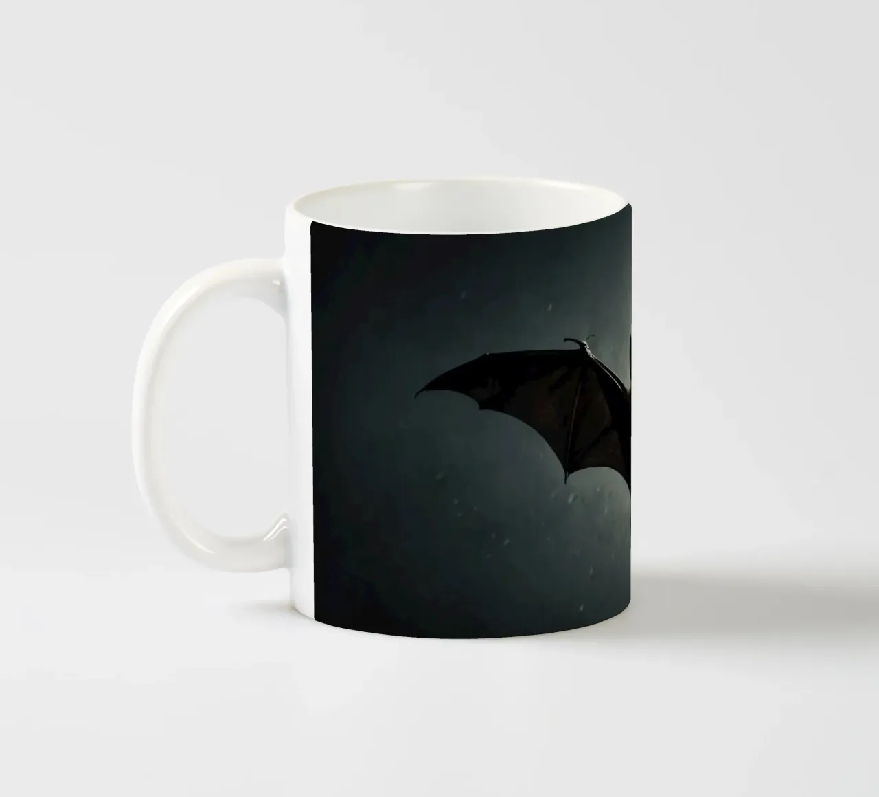 Un pipistrello che vola in una caverna buia con uno sfondo drammatico, mostra tazza in ceramica da DesignDoodle