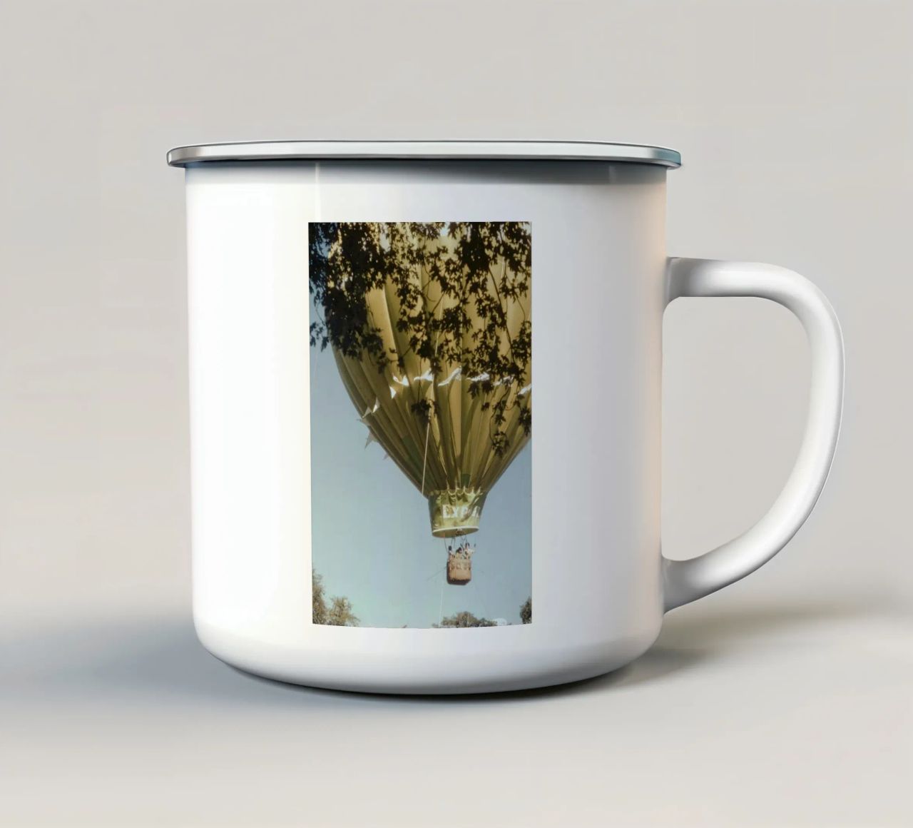 Pallone d'aria tazza in smalto da Chaya Wilkinson