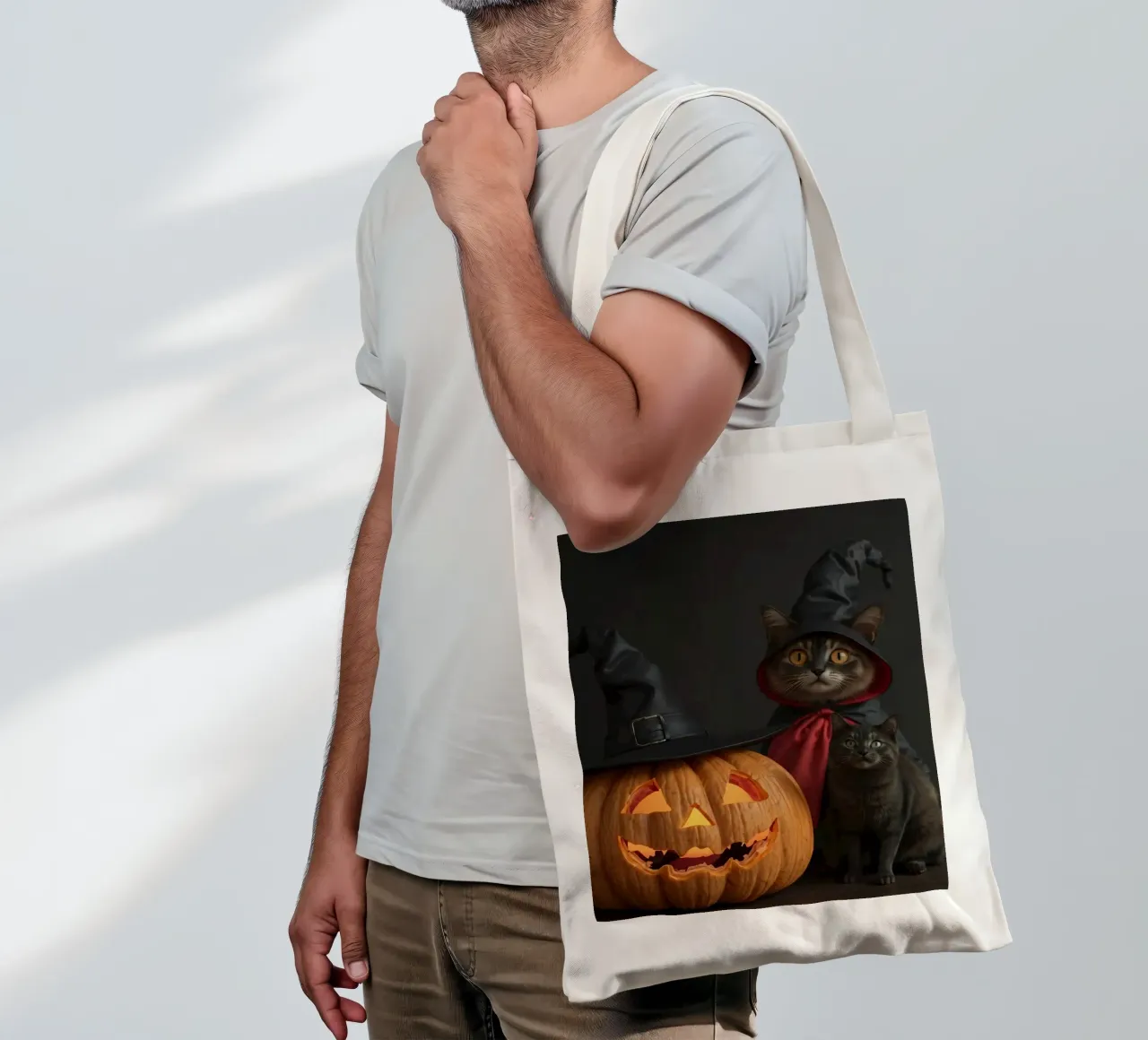 Gatti con cappelli da mago posano accanto a una zucca intagliata borsa in juta da DesignDoodle