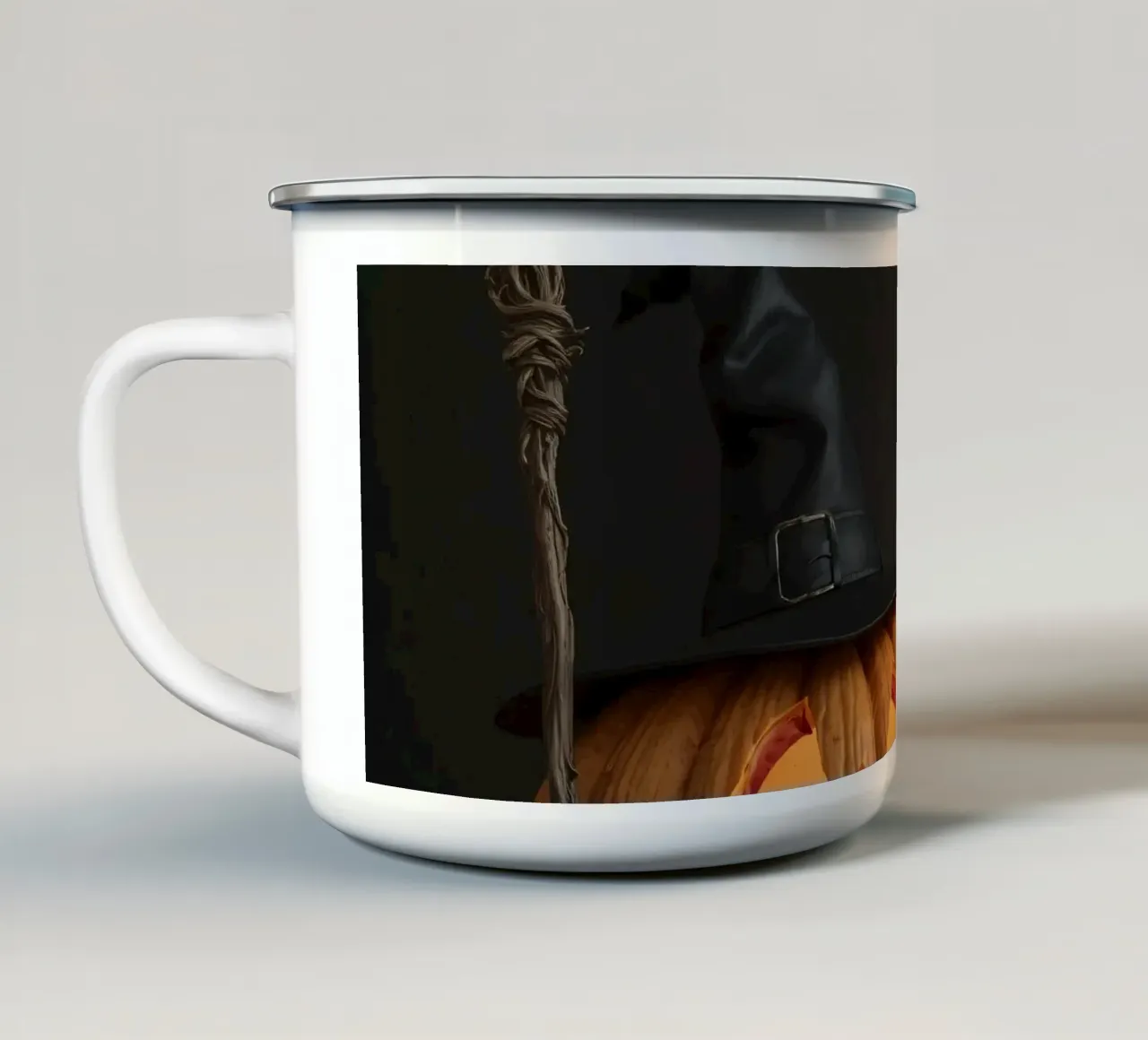 Gatti con cappelli da mago posano accanto a una zucca intagliata tazza in smalto da DesignDoodle