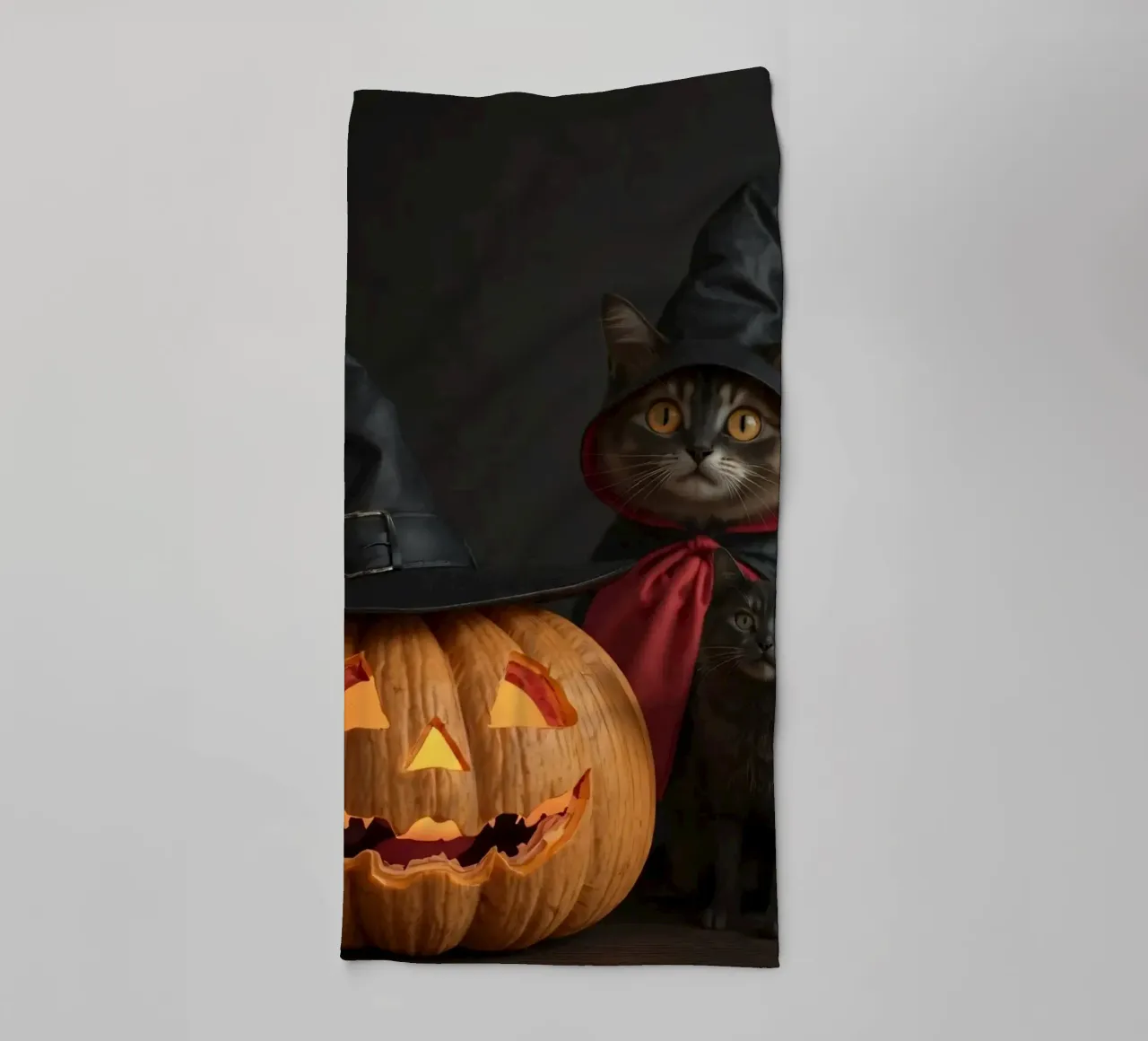 Gatti con cappelli da mago posano accanto a una zucca intagliata asciugamano da bagno da DesignDoodle