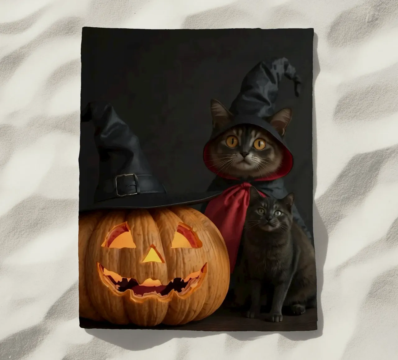 Gatti con cappelli da mago posano accanto a una zucca intagliata telo mare da DesignDoodle