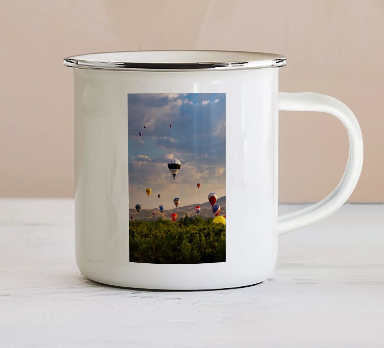 Pallone d'aria tazza in smalto da Chaya Wilkinson