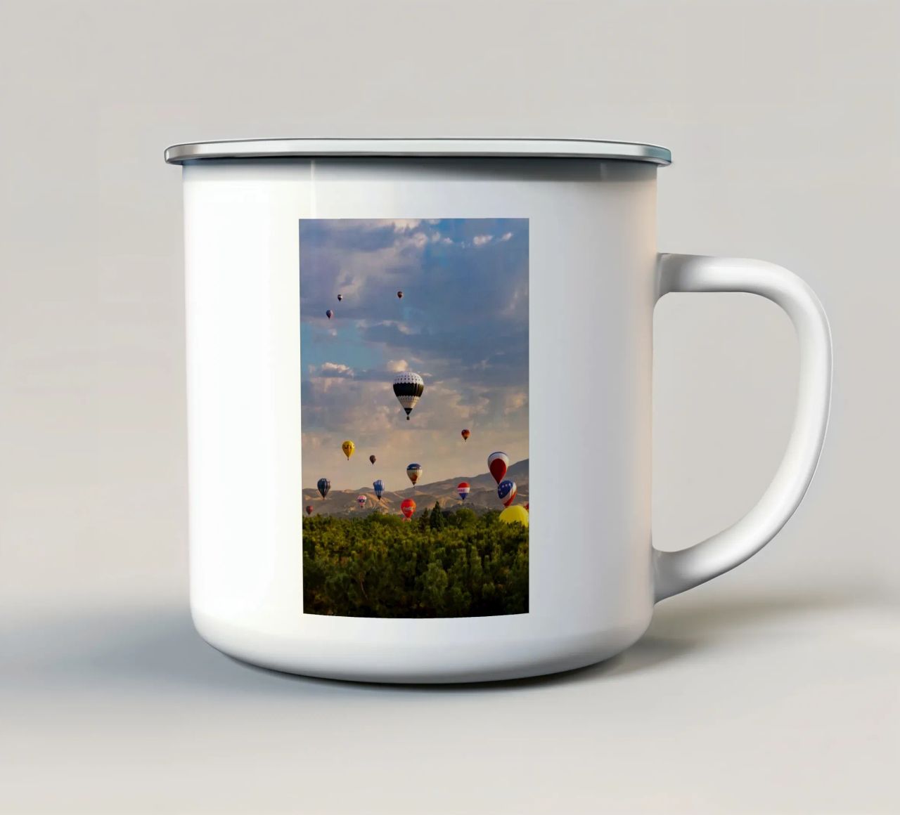 Pallone d'aria tazza in smalto da Chaya Wilkinson