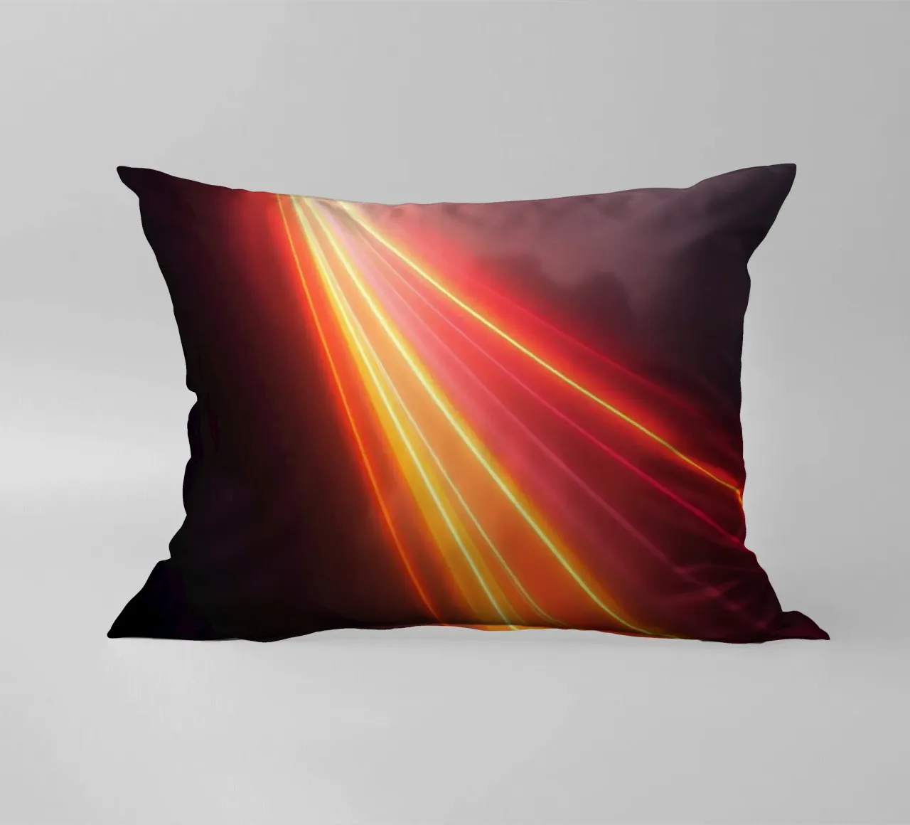astratto con scie di luce dinamiche su un cielo scuro e tempestoso cuscino da DesignDoodle