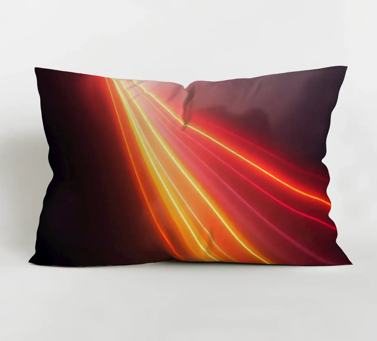 astratto con scie di luce dinamiche su un cielo scuro e tempestoso cuscino da DesignDoodle