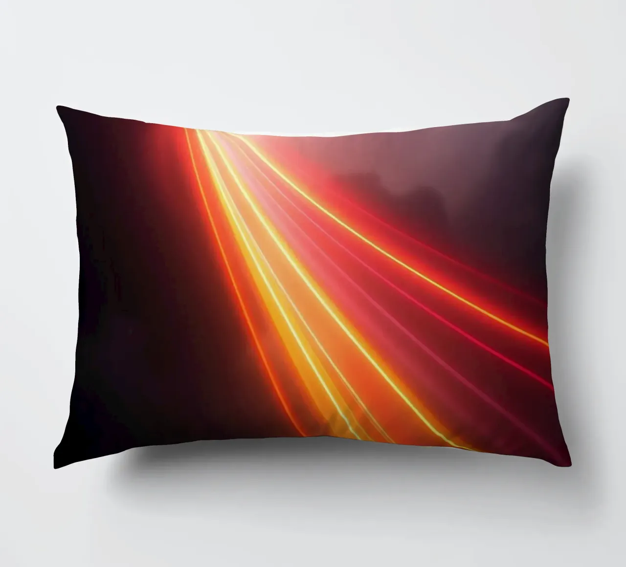 astratto con scie di luce dinamiche su un cielo scuro e tempestoso cuscino da DesignDoodle