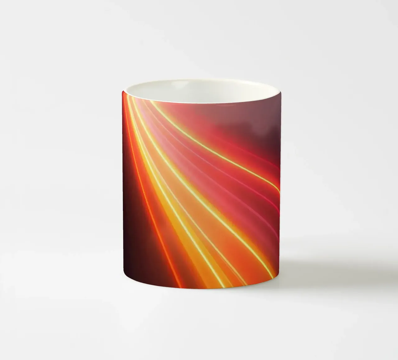 astratto con scie di luce dinamiche su un cielo scuro e tempestoso tazza in ceramica da DesignDoodle
