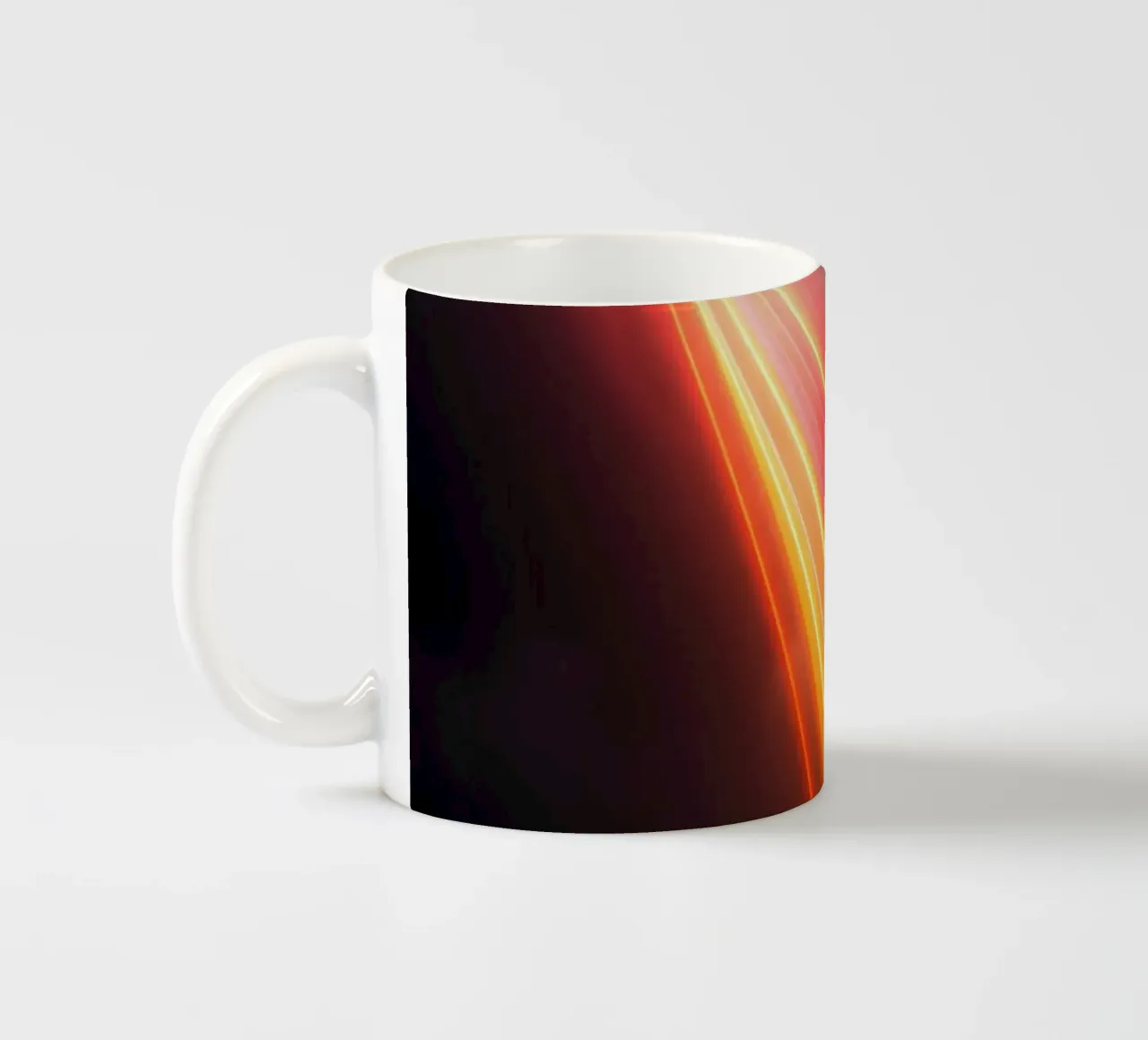 astratto con scie di luce dinamiche su un cielo scuro e tempestoso tazza in ceramica da DesignDoodle