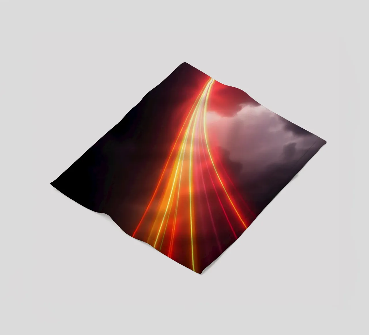 astratto con scie di luce dinamiche su un cielo scuro e tempestoso coperta in pile da DesignDoodle