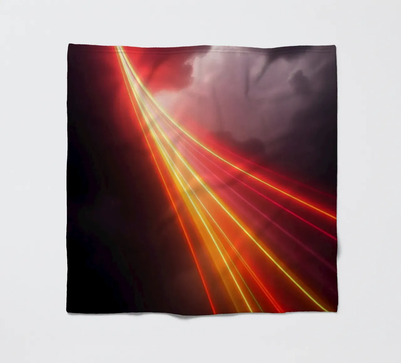 astratto con scie di luce dinamiche su un cielo scuro e tempestoso coperta in pile da DesignDoodle