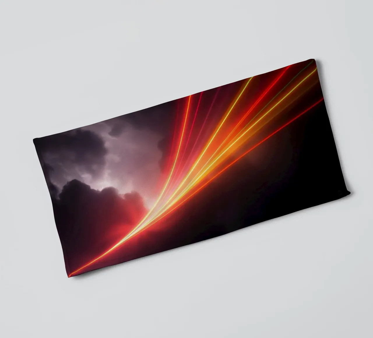 abstrait avec des traînées de lumière dynamiques sur un ciel d'orage sombre serviette de bain de DesignDoodle