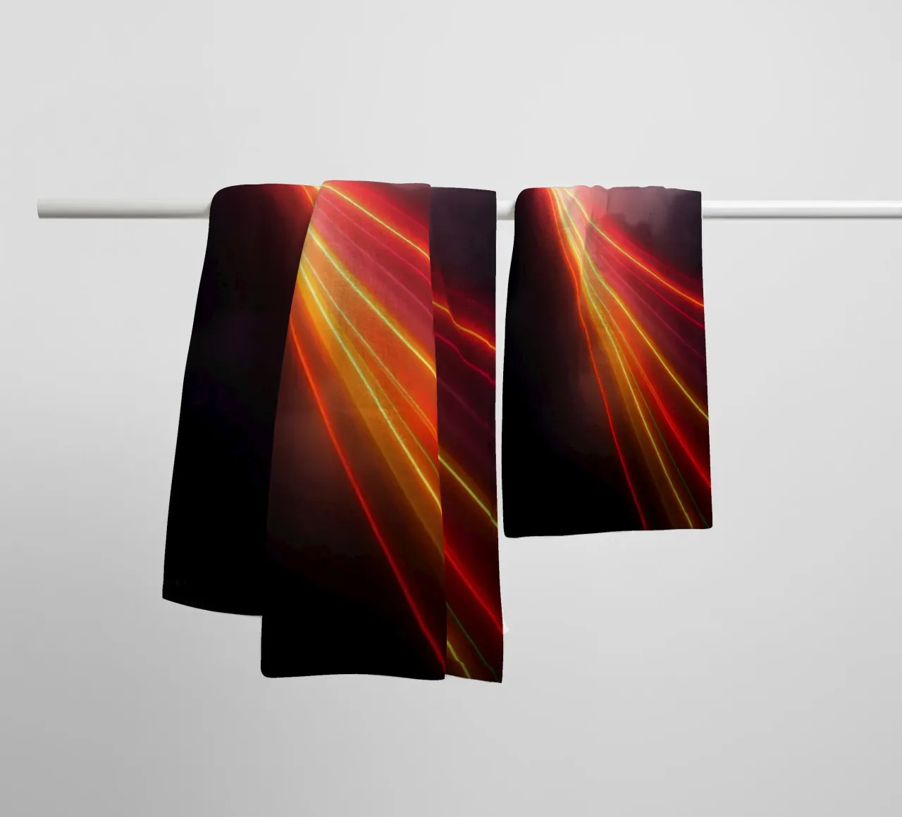 abstrait avec des traînées de lumière dynamiques sur un ciel d'orage sombre serviette de bain de DesignDoodle