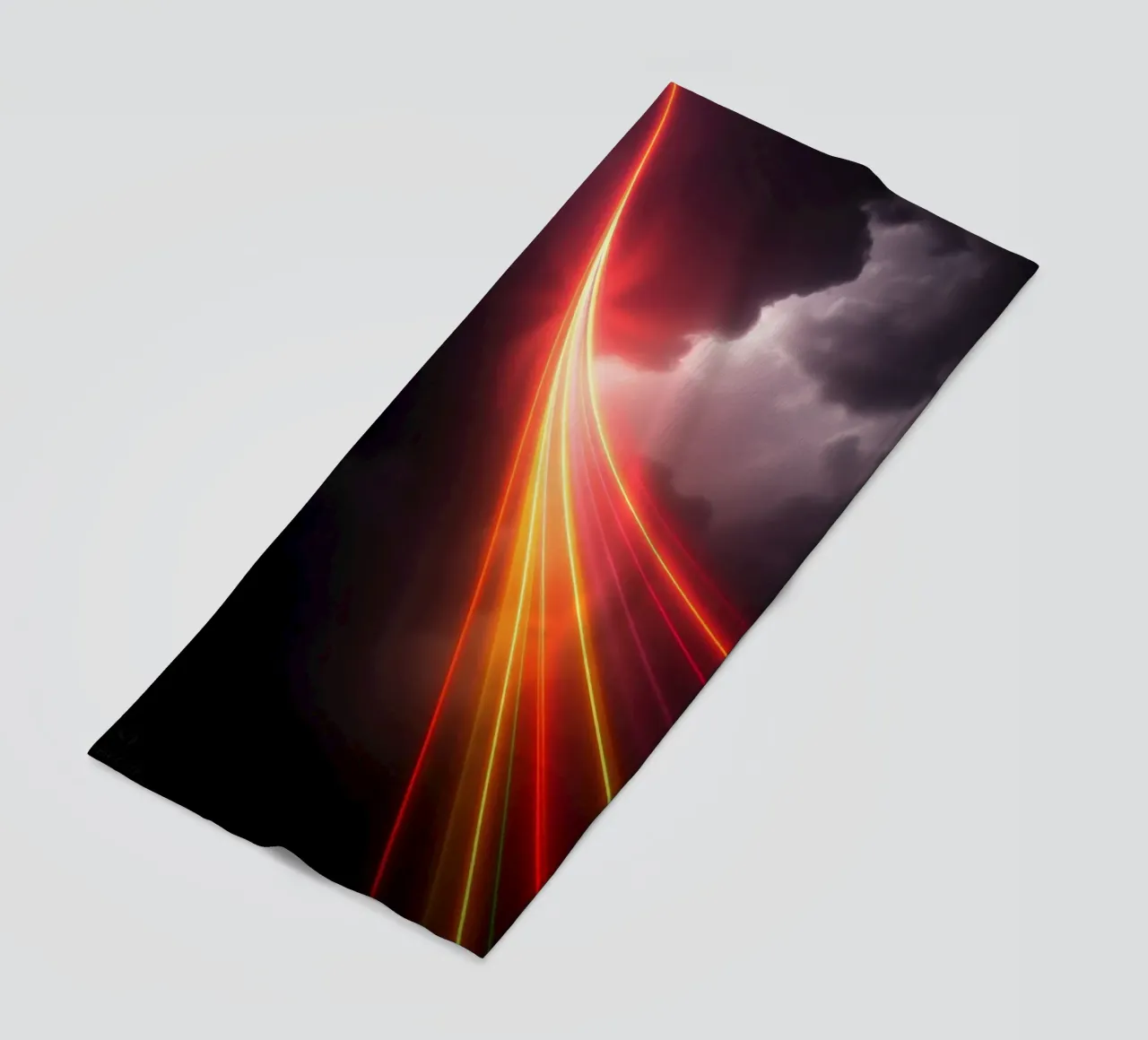 astratto con scie di luce dinamiche su un cielo scuro e tempestoso telo mare da DesignDoodle